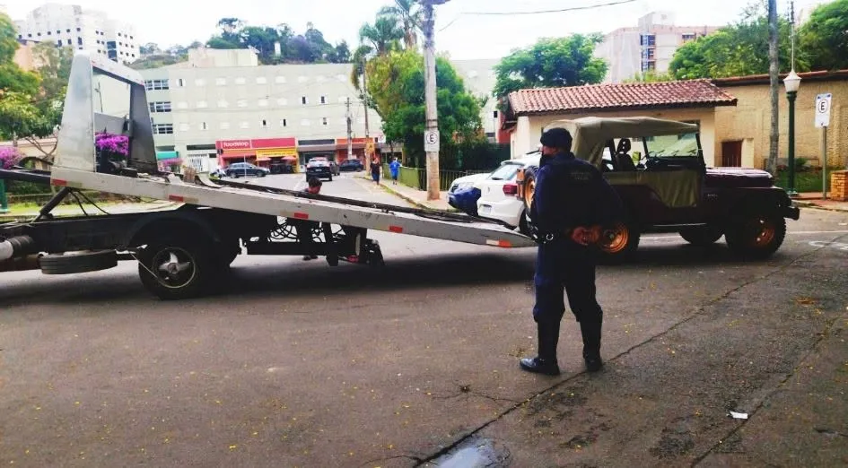 GCM remove veículos estacionados irregularmente em Poços