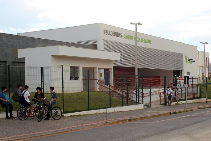 Fragmentos de acrílico são encontrados em refeição de alunos do IF em Poços