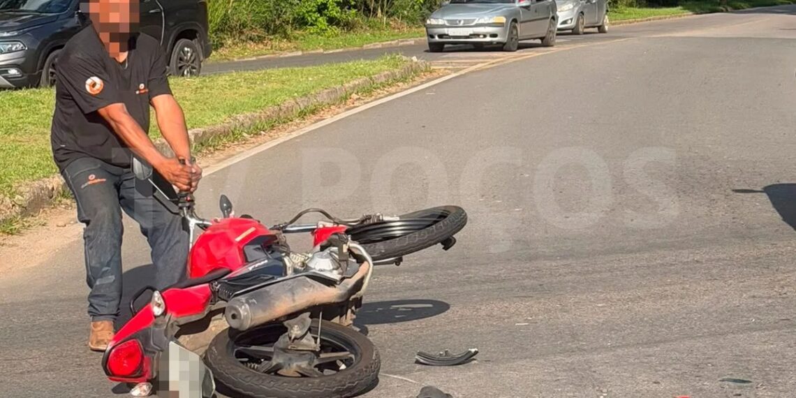 Motocicleta furtada é encontrada danificada após acidente em Poços