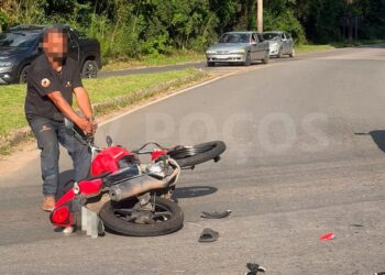 Motocicleta furtada é encontrada danificada após acidente em Poços