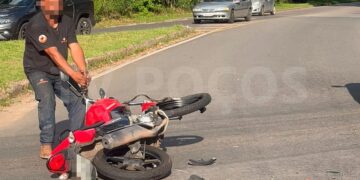 Motocicleta furtada é encontrada danificada após acidente em Poços