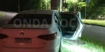 Carro bate em poste e deixa quatro feridos em Poços de Caldas