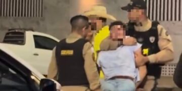 Homem é preso após agredir ex-mulher no Centro de Poços
