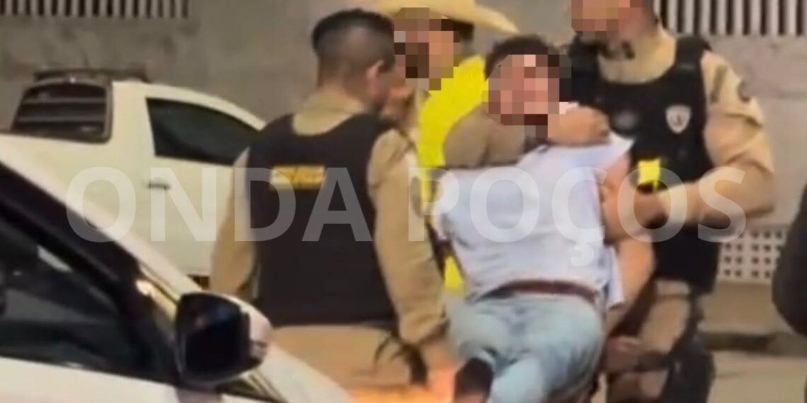 Homem é preso após agredir ex-mulher no Centro de Poços