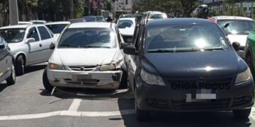 Acidente entre dois carros causa congestionamento na Av. João Pinheiro, em Poços