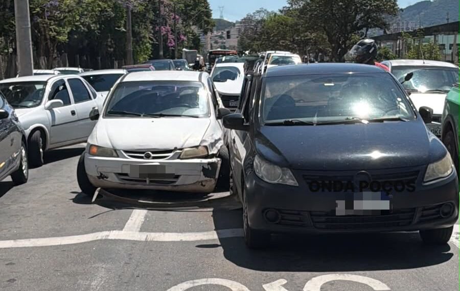 Acidente entre dois carros causa congestionamento na Av. João Pinheiro, em Poços