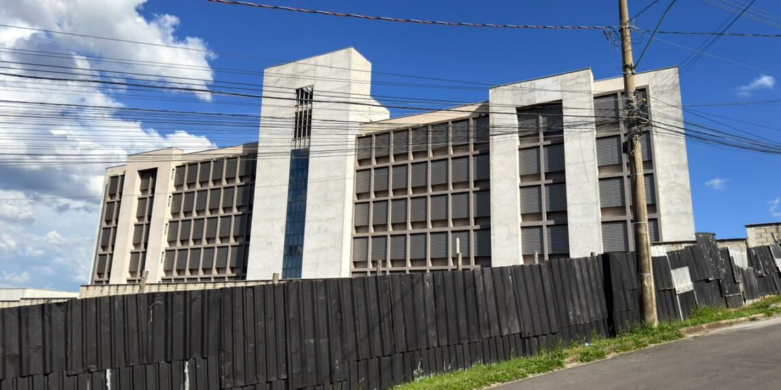Obra do novo Fórum de Poços, iniciada em 2020, entra em nova etapa após atrasos