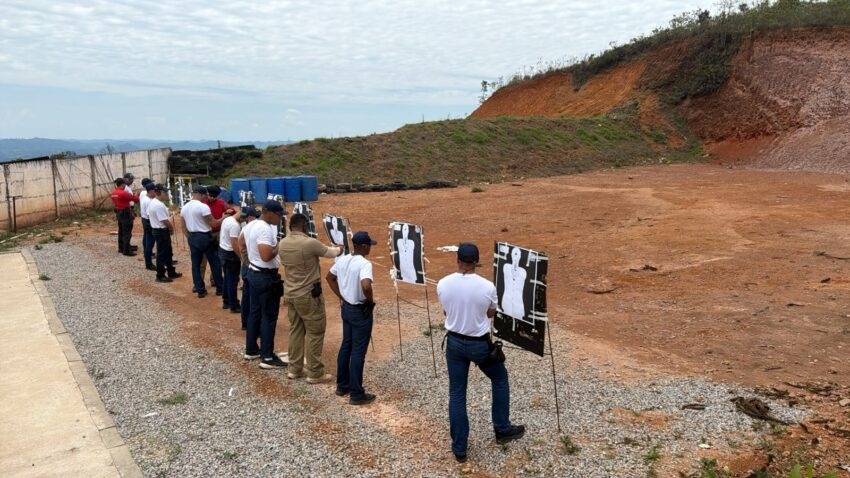 Futuros guardas municipais de Poços iniciam treinamento com armas de fogo