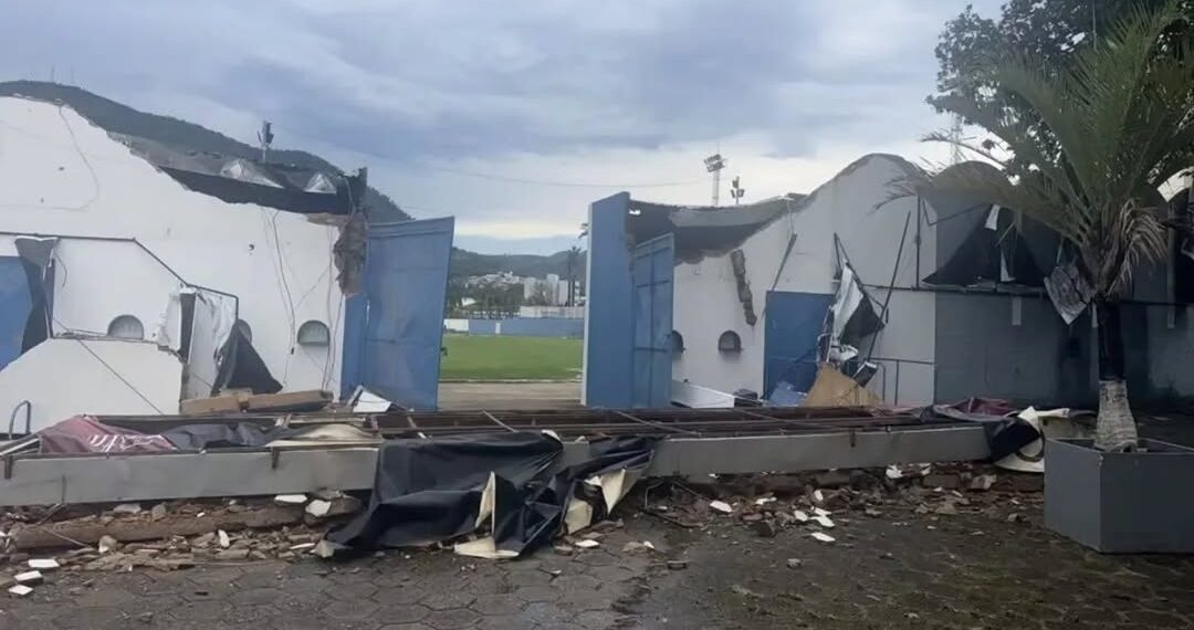 Temporal em Andradas derruba árvores, danifica imóveis e causa falta de energia
