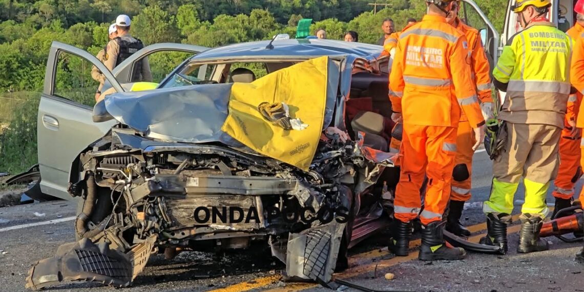 Colisão entre carro e van deixa três feridos em rodovia de Poços de Caldas