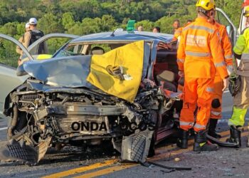 Colisão entre carro e van deixa três feridos em rodovia de Poços de Caldas