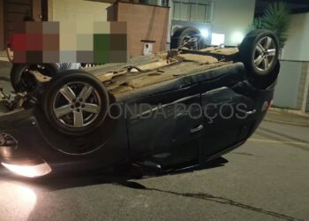 Homens fogem após capotamento de veículo em Poços de Caldas