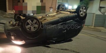 Homens fogem após capotamento de veículo em Poços de Caldas
