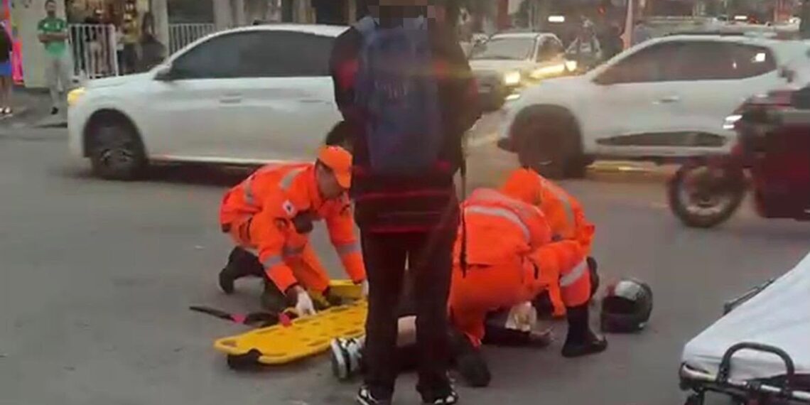 Acidente entre carro e moto deixa mulher ferida no Centro de Poços de Caldas