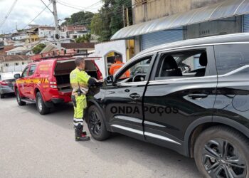 Engavetamento envolve dois carros e viatura dos bombeiros em Poços de Caldas