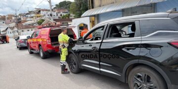 Engavetamento envolve dois carros e viatura dos bombeiros em Poços de Caldas