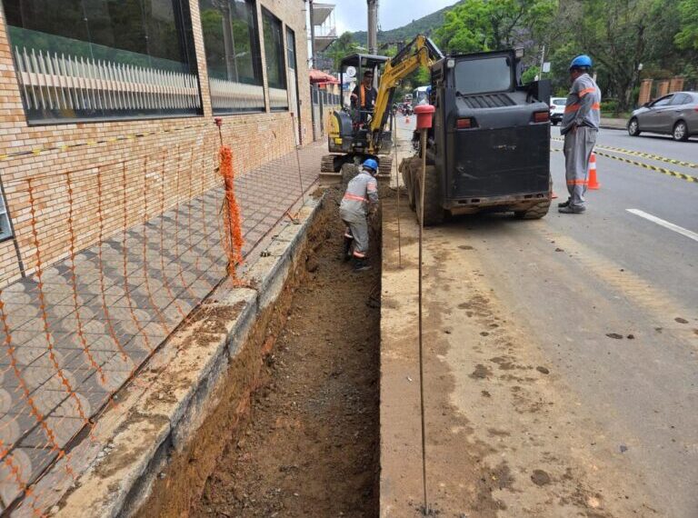 DME paralisa obra de rede subterrânea e prevê retomada na segunda-feira (26) em Poços de Caldas