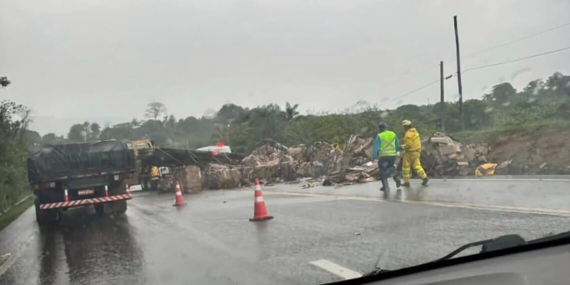 Acidente com caminhão mobiliza socorro em rodovia no interior de SP