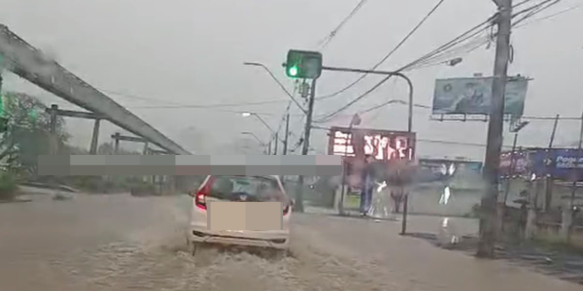 VÍDEO: Avenida João Pinheiro fica alagada após chuva intensa em Poços de Caldas na madrugada