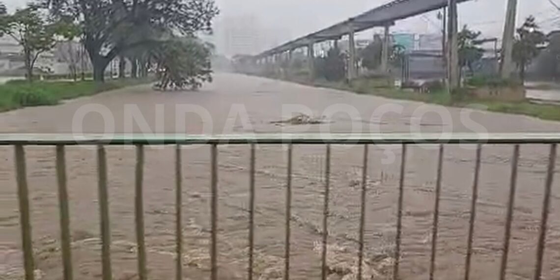 Mulher é retirada de ribeirão após ser arrastada pela correnteza em Poços
