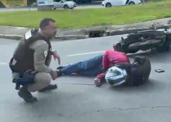 Acidente entre carro e moto deixa homem ferido em Poços de Caldas