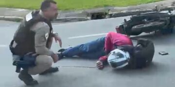 Acidente entre carro e moto deixa homem ferido em Poços de Caldas