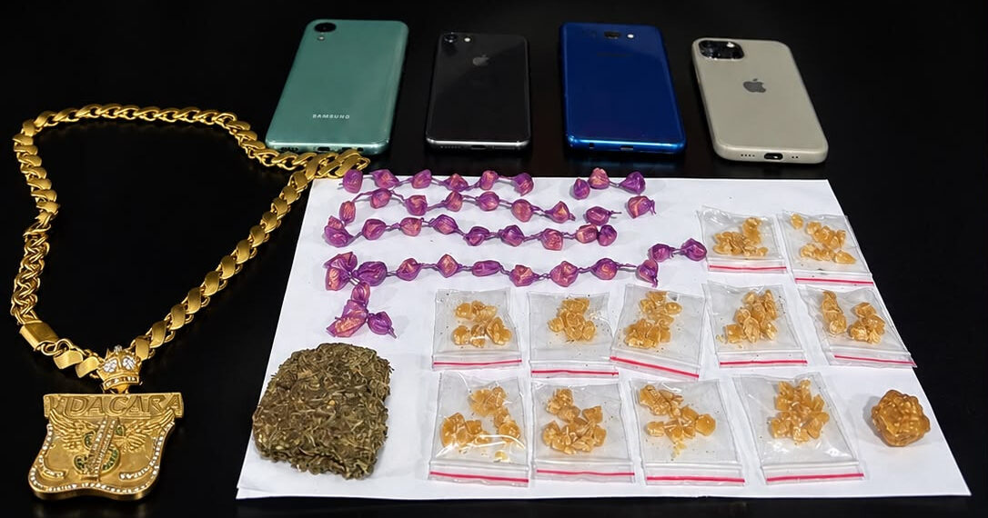 Adolescente é apreendido com mais 150 pedras de crack em Poços