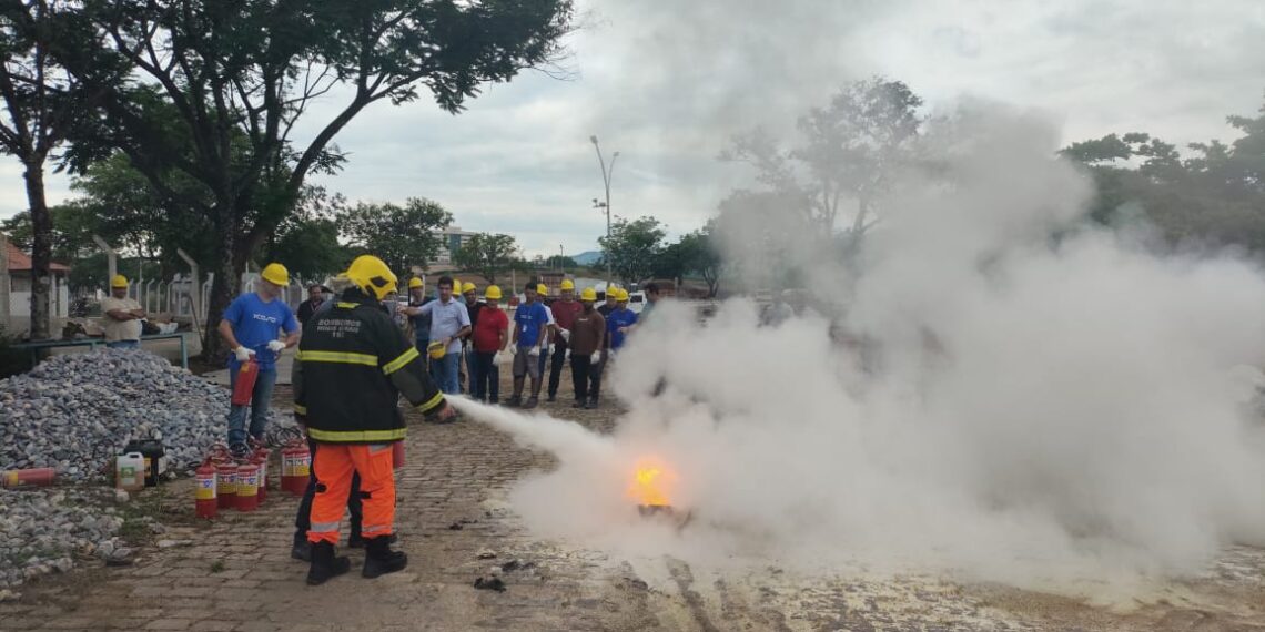 Bombeiros capacitam 210 funcionários para situações de emergência