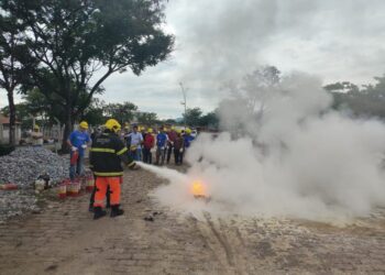 Bombeiros capacitam 210 funcionários para situações de emergência
