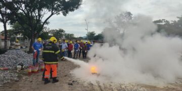 Bombeiros capacitam 210 funcionários para situações de emergência