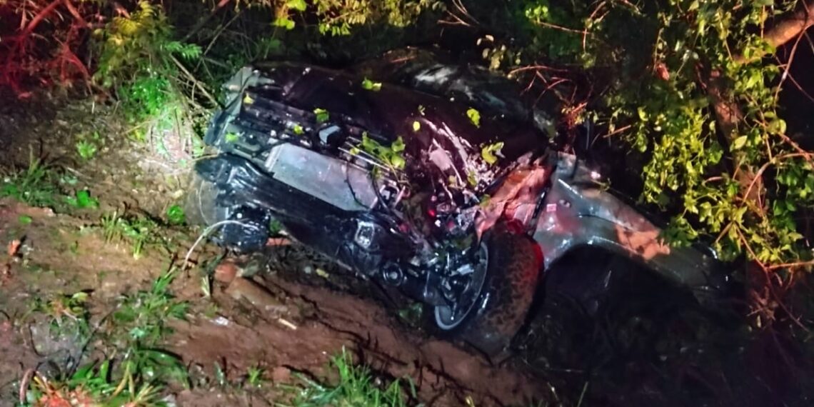 Quatro pessoas ficam feridas após caminhonete bater e arrancar poste entre Poços e Palmeiral