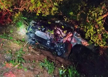 Quatro pessoas ficam feridas após caminhonete bater e arrancar poste entre Poços e Palmeiral