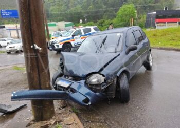 Carro bate em poste e deixa pessoa ferida em Poços de Caldas