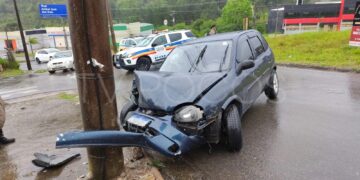 Carro bate em poste e deixa pessoa ferida em Poços de Caldas