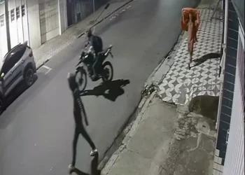 Moto é furtada de garagem durante a madrugada em Poços