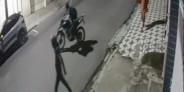 Moto é furtada de garagem durante a madrugada em Poços