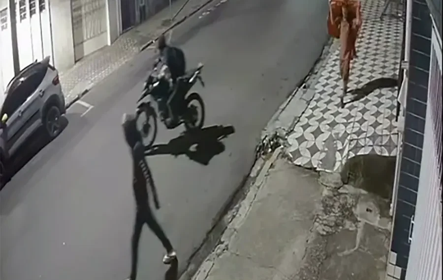 Moto é furtada de garagem durante a madrugada em Poços