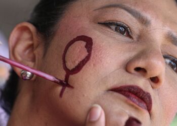 Violência política contra mulheres cresce no Brasil em 2026